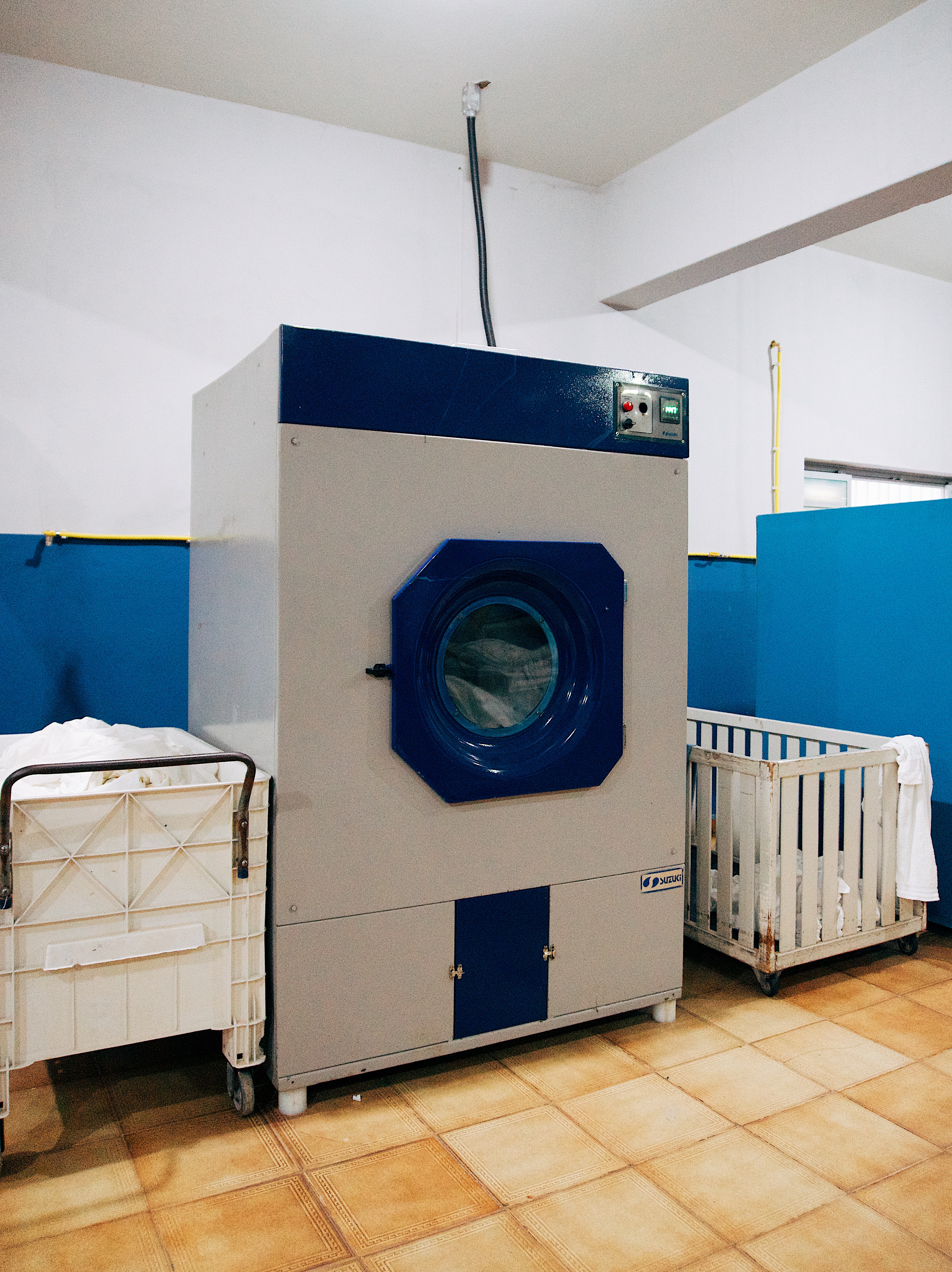 Máquina industrial de grande porte com carrinhos para processamento em escala