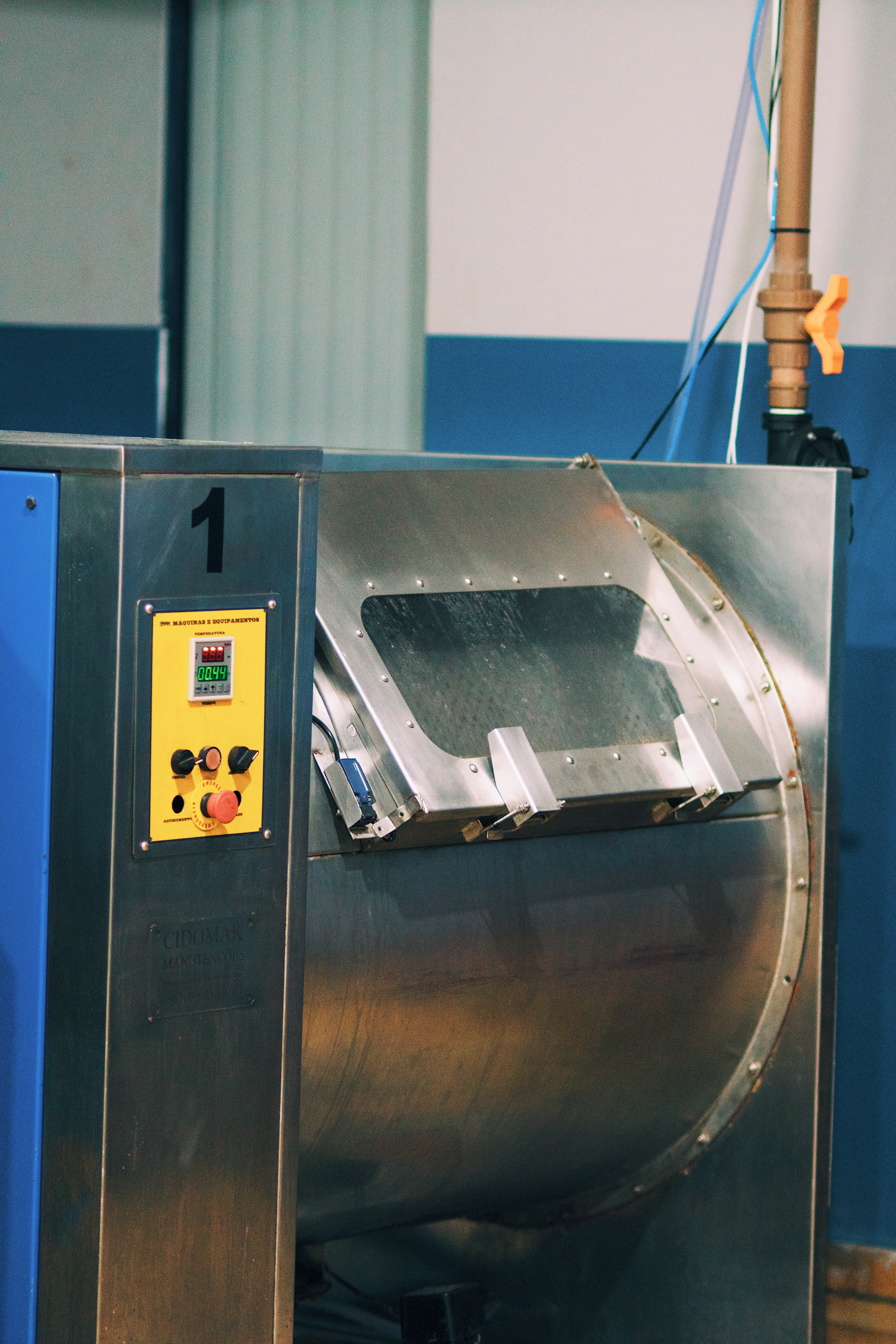 Dosadores automáticos de produtos conectados à operação da lavanderia