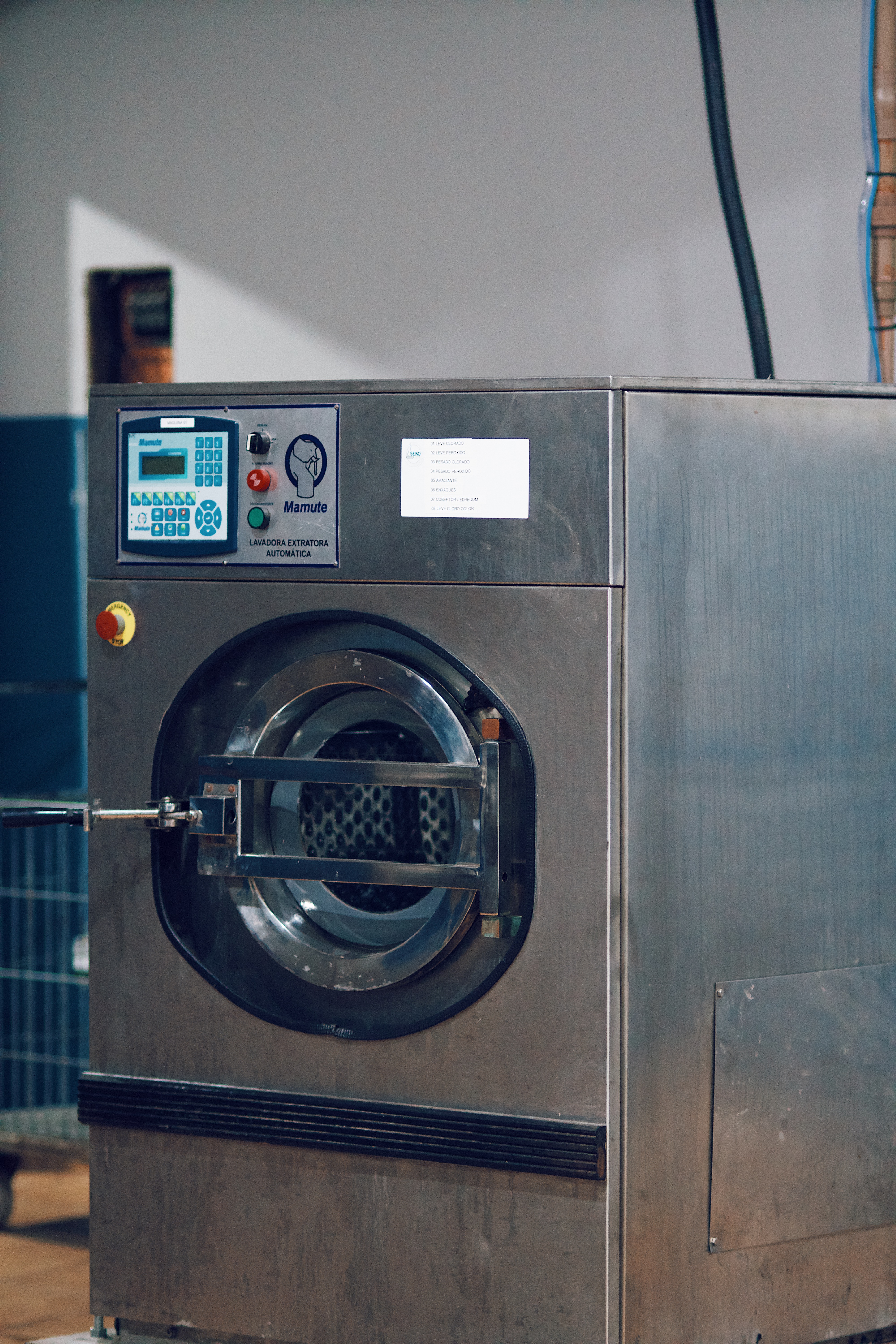 Lavadora industrial automatizada para processos de lavanderia profissional